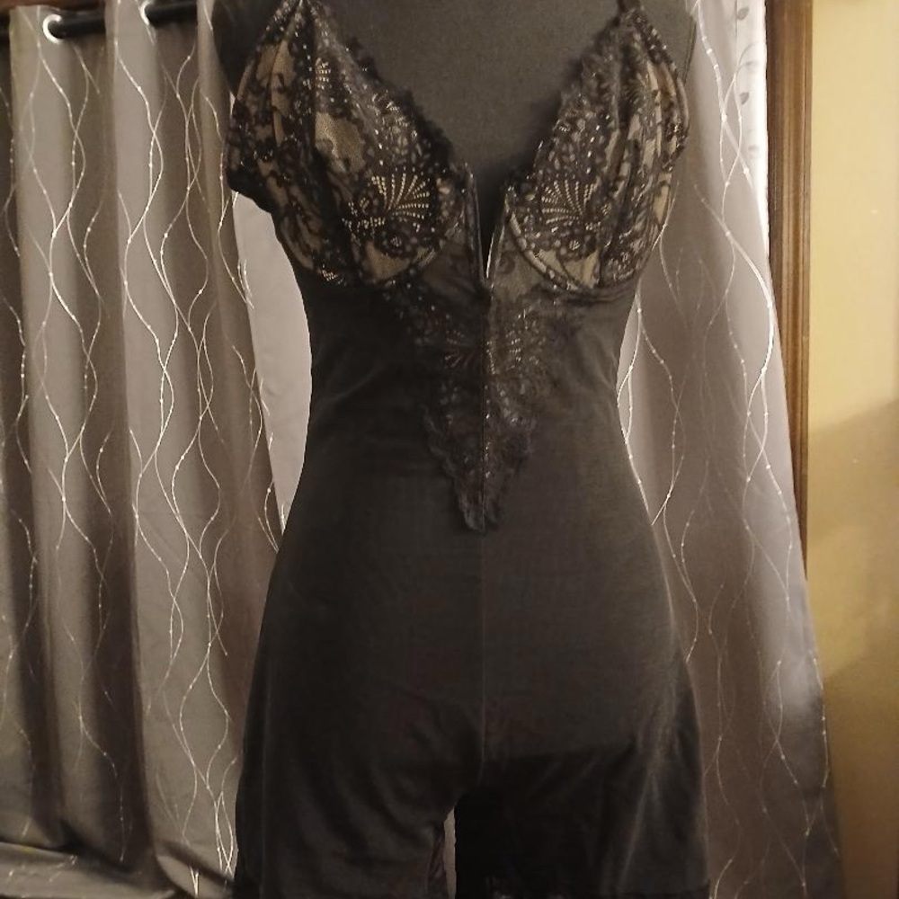Chic Black Lace Women's Chemise